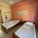 Yfantis Sakis Apartment's Maison d'hôtes Eratini