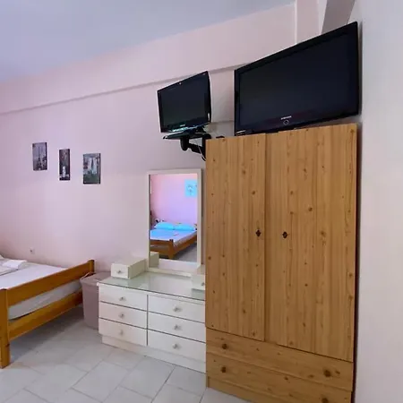 Yfantis Sakis Apartment's Penzion Eratini