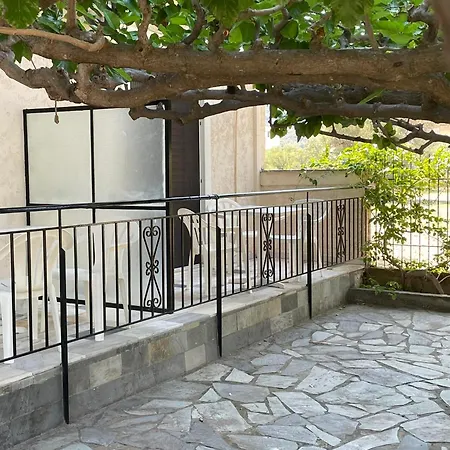 Penzion Yfantis Sakis Apartment's Eratini